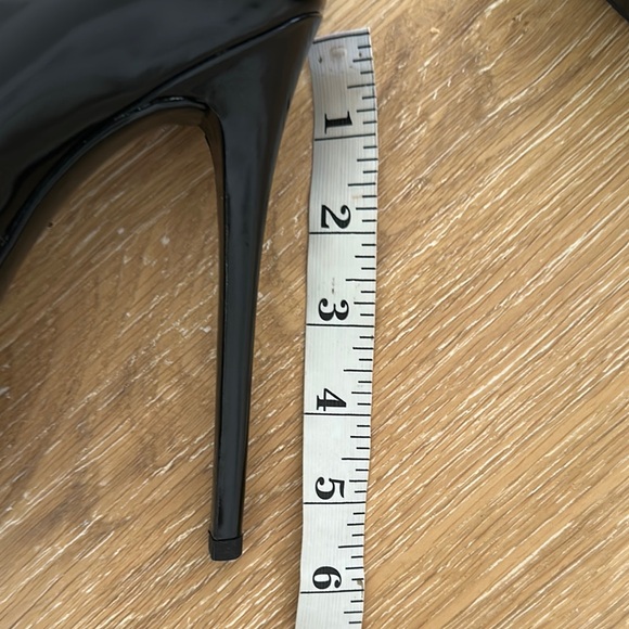 B Brian Atwood Black Heels Elegant Design - Picture 8 of 8